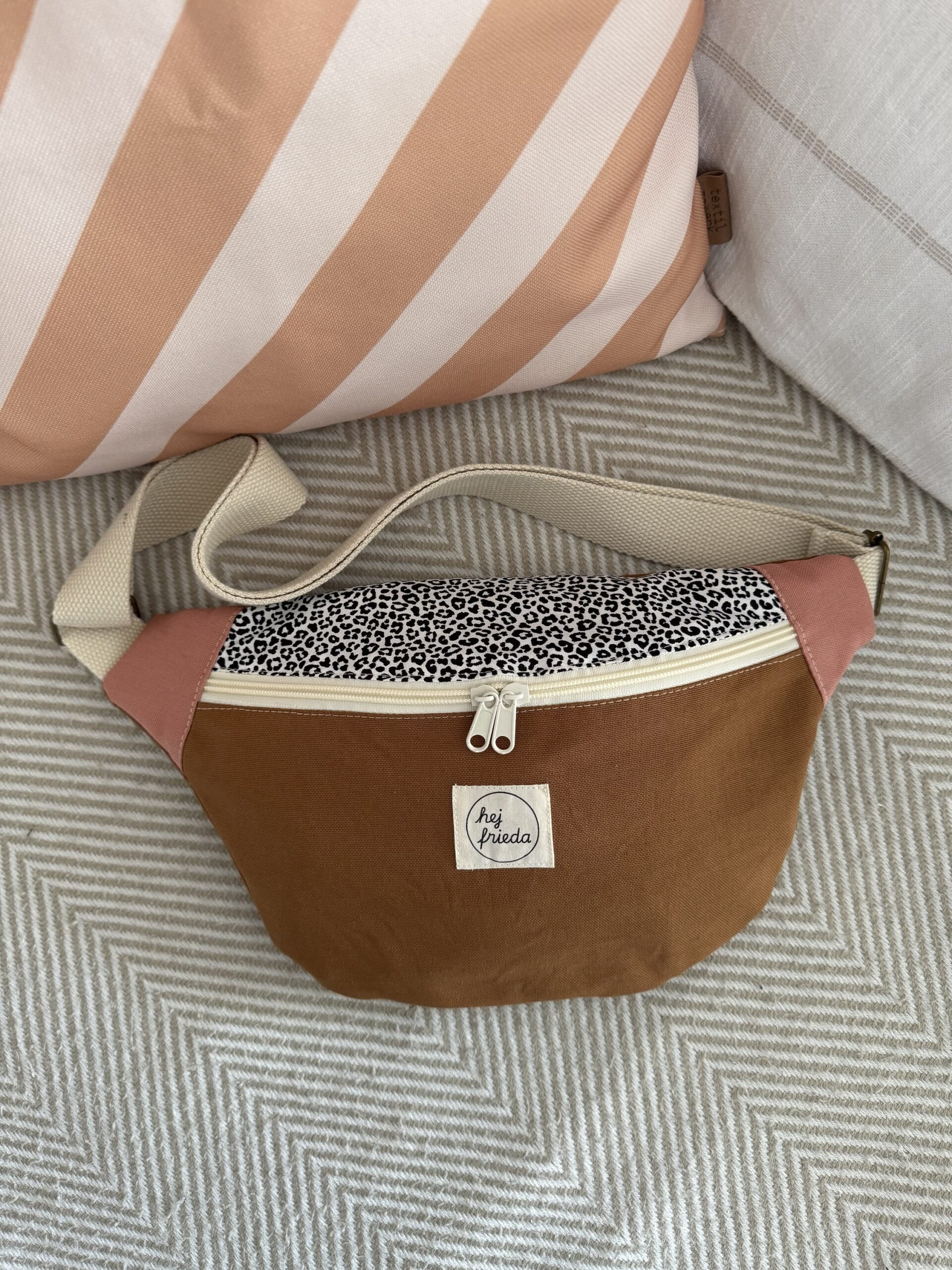 HEDI Hipbag Colorblock Leo/cognac/rosa – Bild 9