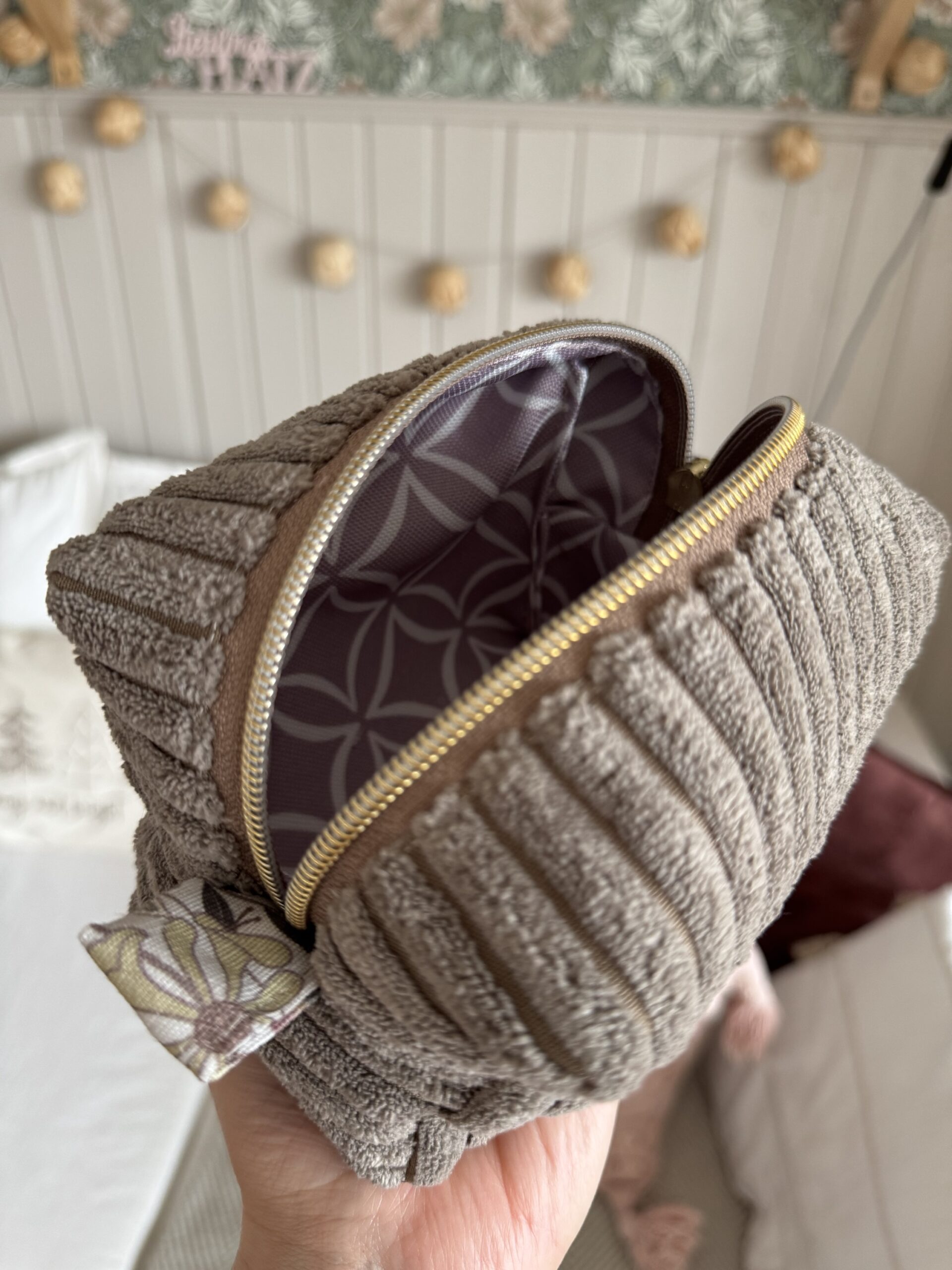 ISA Breitcord Boxy Bag taupe – Bild 6